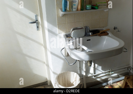 Il vecchio bacino di mano in presenza di luce solare, cottage, rustico Foto Stock