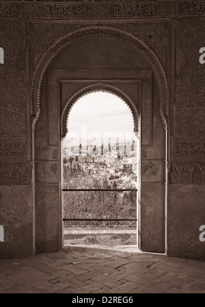 La città di Granada e la El Abaicin area della città osservata attraverso un stile moresco porta nell'Alhambra Andalucia Spagna Foto Stock