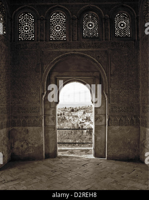 La città di Granada e la El Abaicin area della città osservata attraverso un raffinato stile moresco porta nell'Alhambra Andalucia Spagna Foto Stock