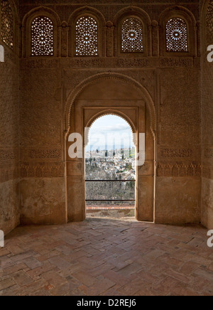 La città di Granada e la El Abaicin area della città osservata attraverso un raffinato stile moresco porta nell'Alhambra Andalucia Spagna Foto Stock