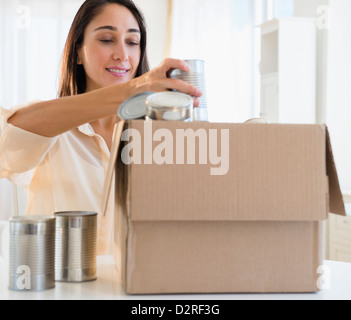 La donna caucasica il riciclaggio di lattine Foto Stock