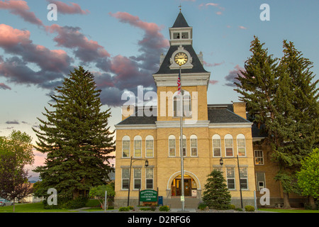 La Beaverhead County Courthouse al tramonto nel centro cittadino di Dillon, Montana, USA Foto Stock