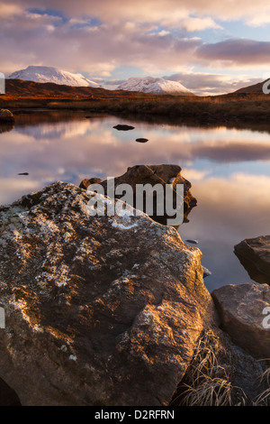 Sunset over Lochan Na Stainge con il Glas Bheinn dietro su Rannoch Moor nelle Highland scozzesi, Argyll & Bute, Scozia Foto Stock