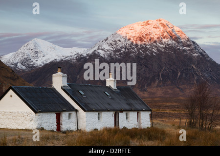 Blackrock Cottage ai piedi di Meall un' Bhuird, Rannoch Moor con Buachaille Etive Mor (Stob Bearg) dietro, Highlands scozzesi Foto Stock