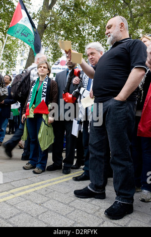 Comico e atavist Alexei Sayle colloqui a un pro Gaza protesta nel centro di Londra nel Regno Unito. Foto Stock