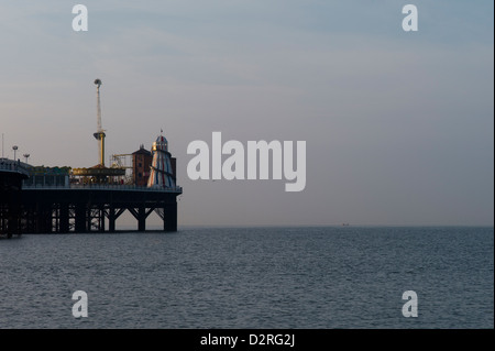Brighton Palace Pier, giostre, mattina Foto Stock