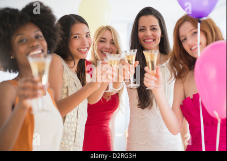 Le donne la tostatura a vicenda con lo champagne a parte Foto Stock