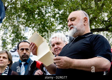 Comico e atavist Alexei Sayle colloqui a un pro Gaza protesta nel centro di Londra nel Regno Unito. Foto Stock