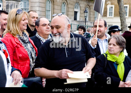 Comico e atavist Alexei Sayle colloqui a un pro Gaza protesta nel centro di Londra nel Regno Unito. Foto Stock