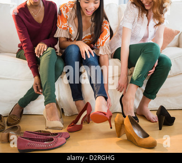 Donne Cercando sulle scarpe insieme Foto Stock