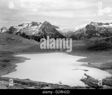 BW01704-00...British Columbia - uno dei bastioni di stagni e piramide al di là di picco in Garibaldi Parco Provinciale. Foto Stock