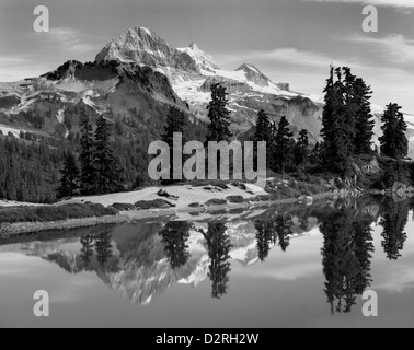 BW01705-00...British Columbia - Lago foliatile e Diamond Head Peak in Garibaldi Parco Provinciale. Foto Stock