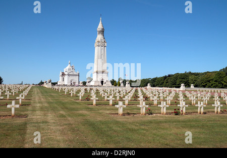 La cattedrale di Notre Dame de Lorette Nazionale Francese & Memorial Cemetery, nr Arras, Francia. Foto Stock