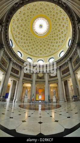 Verticale (2 picture stitch) panoramica della Rotunda all'interno del Municipio di Dublino. Foto Stock