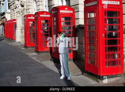 Elencato K6 telefoni scatole chioschi progettato nel 1935 da Sir Giles Gilbert Scott, al di fuori del General Post Office, Blackpool, Lancashire, Regno Unito Foto Stock