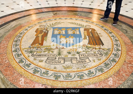 Orizzontale di vista ravvicinata del pavimento a mosaico, all'interno della Rotunda presso il municipio di Dublino. Foto Stock