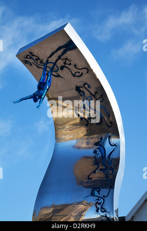 Giant Wave scultura, acqua, mare, viaggi, cielo blu, natura, arte, oceano, arte pubblica fatta da M-tec, una divisione del gruppo WEC nella piazza di cedro, Blackpool, Foto Stock
