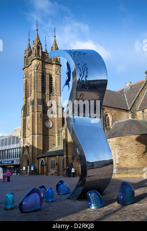 La Chiesa di San Giovanni Evangelista o la chiesa di San Giovanni Evangelista e Giant Wave scultura Arte pubblica nella piazza di cedro, Blackpool, Lancashire FY1, Regno Unito Foto Stock