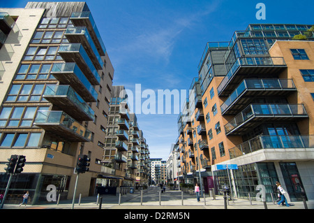 Vista orizzontale del nuovo sviluppo Clarion Quay Apartments sul fiume Liffey a Dublino. Foto Stock