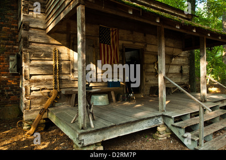 Portico frontale di un vecchio a caccia di cervi in cabina la Georgia del Sud i boschi Foto Stock