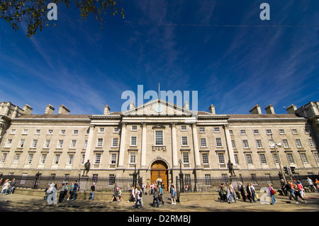 Vista orizzontale della facciata anteriore del Trinity College, Coláiste na Tríonóide, o università di Dublino in una giornata di sole. Foto Stock