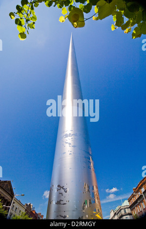 Verticale fino in prossimità della guglia di Dublino su O'Connell street in una giornata di sole. Foto Stock