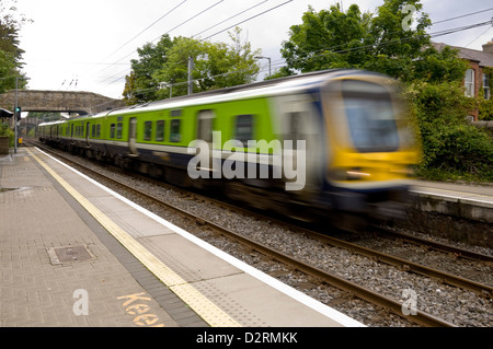 Vista orizzontale di un treno DART en route a Dublino che arrivano alla stazione di Dalkey. Foto Stock