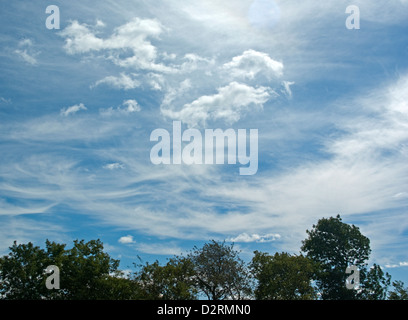 Nuvole spazzate dal vento nel cielo blu Foto Stock