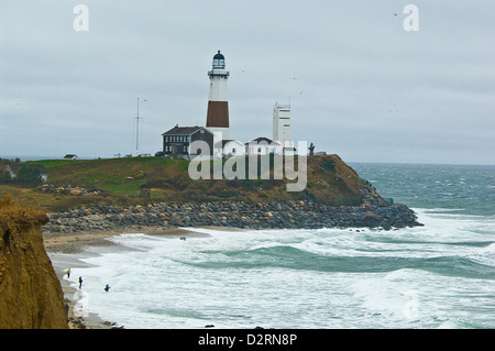 I pescatori pesca di striped bass Turtle Cove sotto la Montauk Point Lighthouse Foto Stock