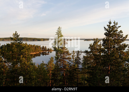 Vista sul lago di Haukivesi al tramonto dalla roccia Linnavuori sull isola di Linnansaari in Linnansaari National Park, Finlandia Foto Stock