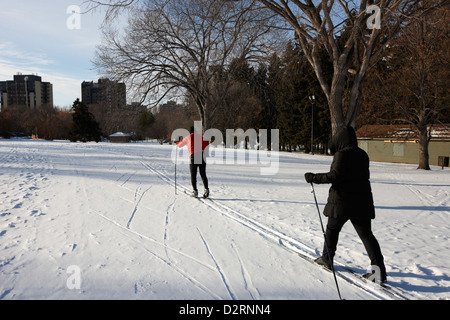 La gente lo sci di fondo in parenti park Saskatoon Saskatchewan Canada Foto Stock
