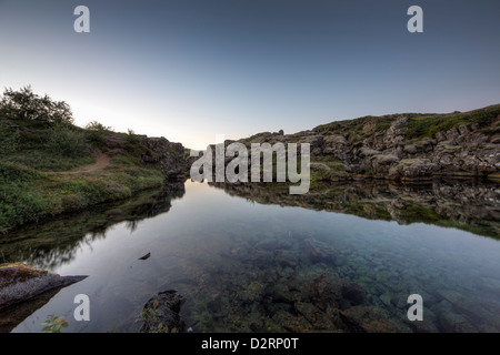 Lava e acqua al parco nazionale a Thingvellir, Islanda Foto Stock