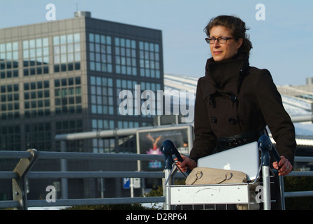 Amburgo, Germania, business donna con un Macbook Pro nel carrello Foto Stock