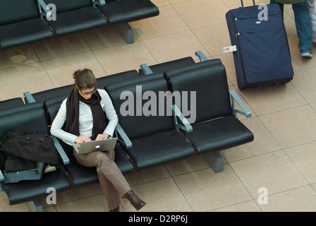 Amburgo, Germania, business donna con il suo Macbook Pro all'aeroporto Foto Stock