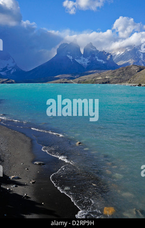 Los Cuernos e Lago Pehoe, Parco Nazionale Torres del Paine, Patagonia, Cile Foto Stock