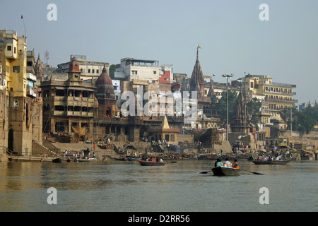 Ghats di Varanasi sono riverfront passi che conducono alle rive del Fiume Gange. La città ha 88 ghats. La maggior parte dei ghats sono la balneazione e la cerimonia puja ghats, mentre due ghats sono esclusivamente utilizzati come siti di cremazione. La maggior parte Varanasi ghats sono state ricostruite dopo l'ANNUNCIO 1700, quando la città era parte del Maratti Impero. I patroni della corrente ghats sono Marathas, Shindes (Scindias), Holkars, Bhonsles e Peshwes (Peshwas). Molti ghats sono associati con leggende o mitologie mentre molti ghats sono di proprietà privata. Mattina escursione in barca sul Gange attraverso i ghats è una popolare attrazione di visitatori. Foto Stock