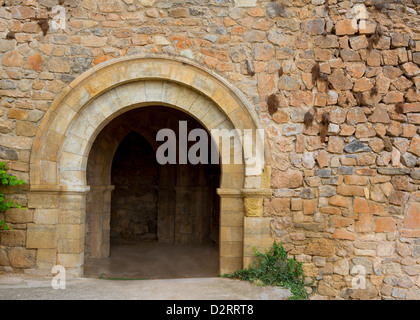 Canete Cuenca puerta de San Bartolome in muratura di pietra fort Spagna Castilla La Mancha Foto Stock