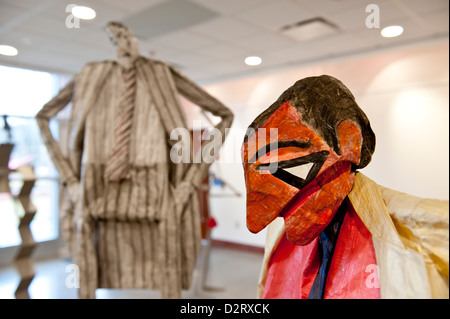 3/1/12 - lo scultore William King regola una delle sue sculture sul display in Riverhead NY Foto Stock