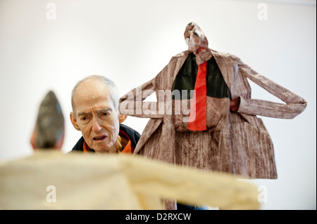 3/1/12 - lo scultore William King regola una delle sue sculture sul display in Riverhead NY Foto Stock