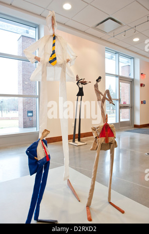 3/1/12 - lo scultore William King regola una delle sue sculture sul display in Riverhead NY Foto Stock