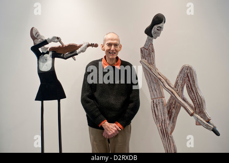 3/1/12 - lo scultore William King regola una delle sue sculture sul display in Riverhead NY Foto Stock