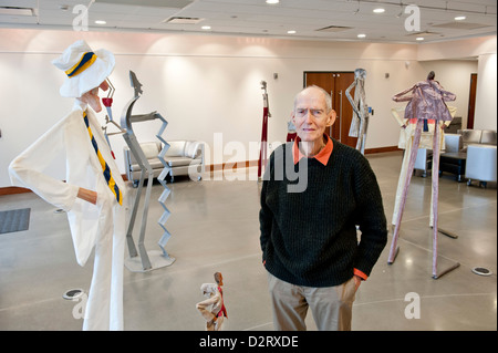 3/1/12 - lo scultore William King regola una delle sue sculture sul display in Riverhead NY Foto Stock