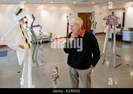 3/1/12 - lo scultore William King regola una delle sue sculture sul display in Riverhead NY Foto Stock