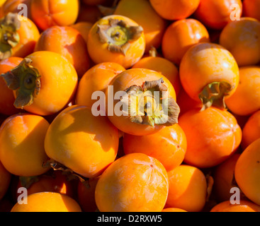 Persimmon frutti maturi pattern in Visualizzazione mercato Foto Stock