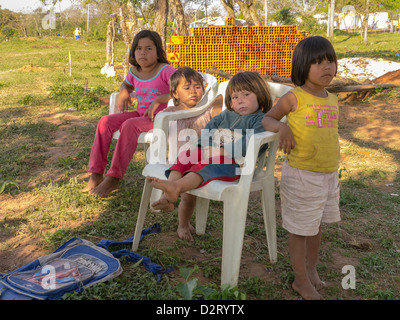 I giovani ispanici paraguaiano ragazze che sono i migliori amici appendere fuori da un Habitat for Humanity home progetto di costruzione. Foto Stock