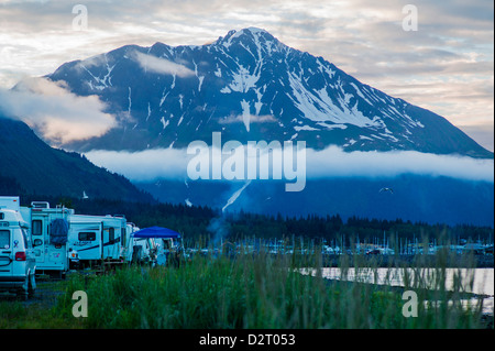 Vista da Seward city campeggio di clearing skies, Chugach Mountains attraverso la risurrezione Bay, Seward, Alaska, STATI UNITI D'AMERICA Foto Stock