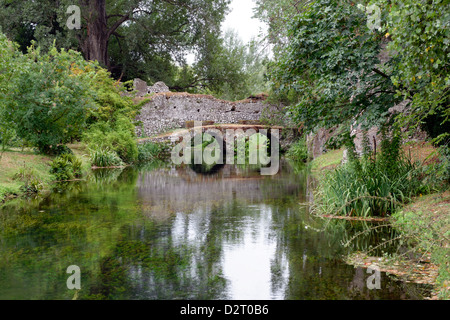 Il Twin arcuata di Ponte Pietra Ponte del macello presso il romantico Giardino di Ninfa Lazio Italia Foto Stock