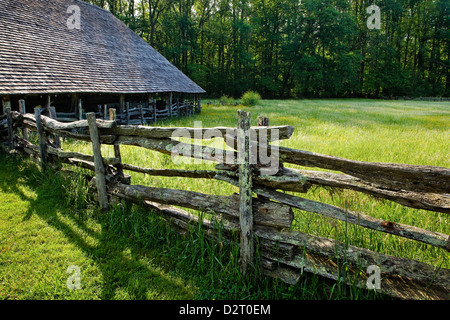 Stati Uniti d'America, North Carolina, Great Smoky Mountains National Park. In legno rustico fienile al maso di montagna Museum Foto Stock