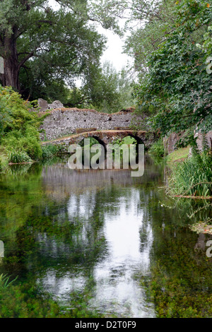 Il Twin arcuata di Ponte Pietra Ponte del macello presso il romantico Giardino di Ninfa Lazio Italia Foto Stock