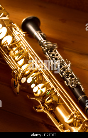 La musica classica sax soprano sassofono e clarinetto in legno vintage background Foto Stock